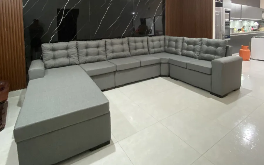 Sofá en U gris con chaise, fabricado a medida, en una sala amplia