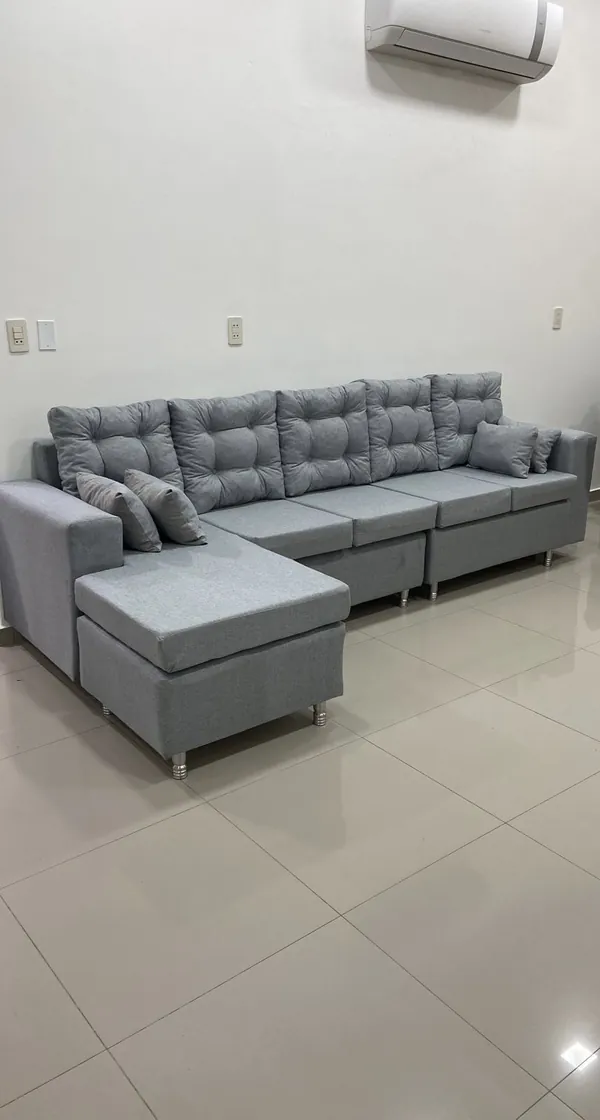 Sofá gris claro con tumbona