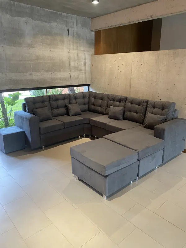 Sofá en U grande gris con puffs